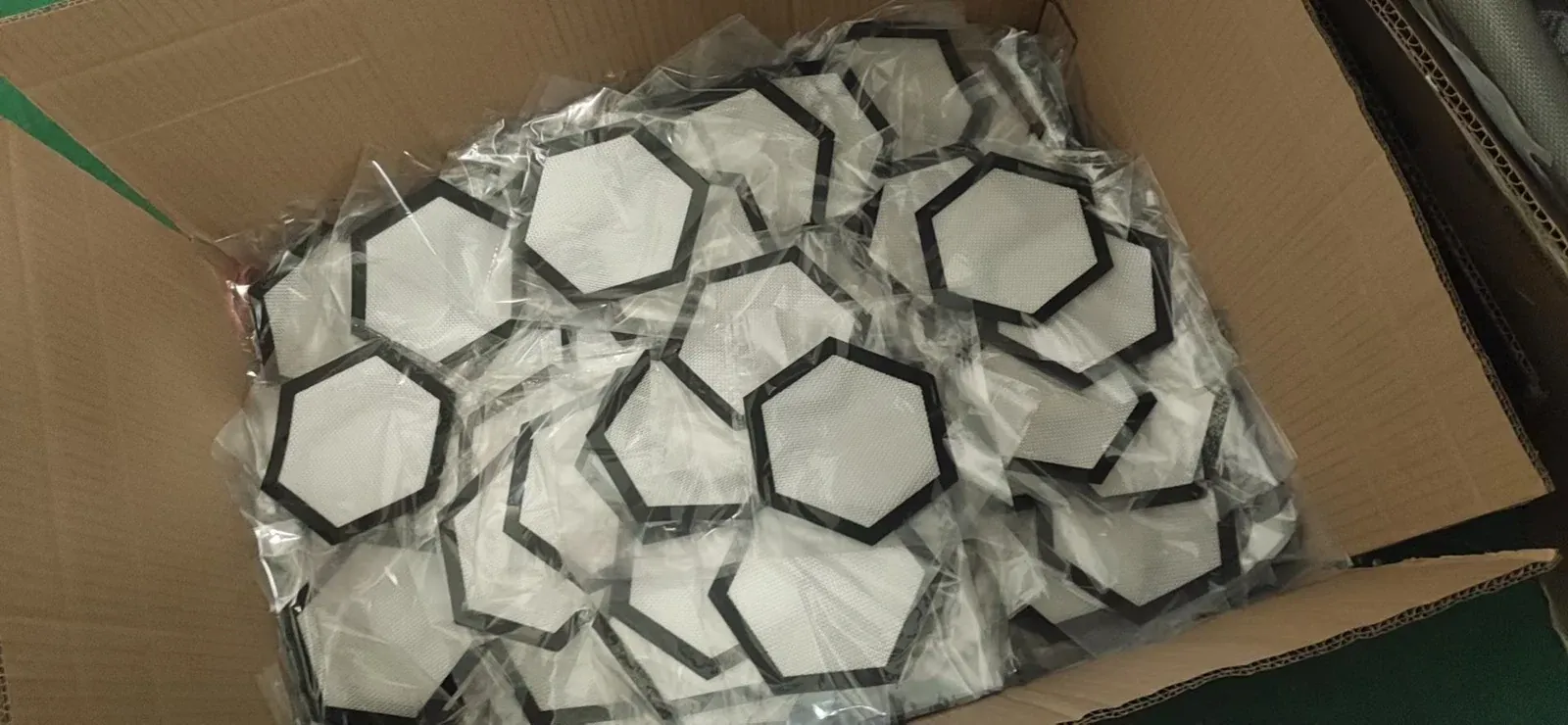 Individually packed hexagonal silicone fiberglass mats with black sealed borders